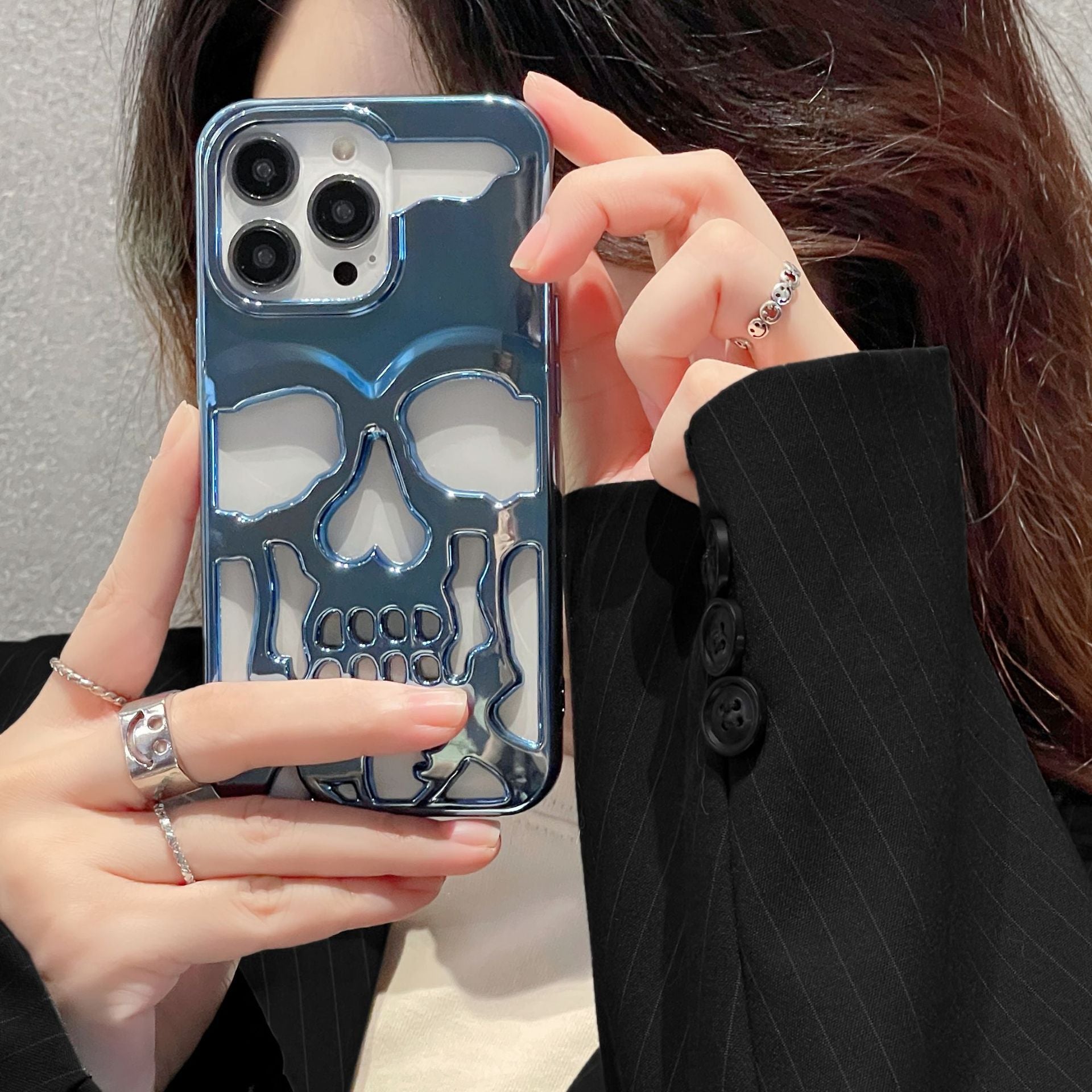 Stylish 3D skull phone case with a unique design for smartphone protection and style